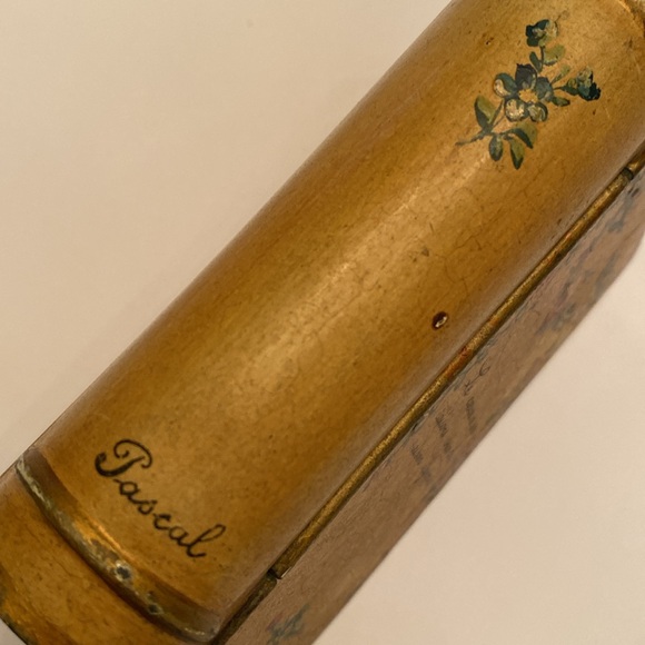 RARE CARLIN COMFORTS “MADE IN FRANCE FOR CARLIN COMFORTS” METAL BOOK - Picture 4 of 15